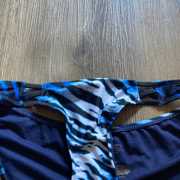 🌟5 for $25🌟 NWOT Rachel Roy Strappy-Front Bikini Bottoms in Blue Zebra - Picture 3 of 6
